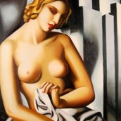 Nudo su sfondo di palazzi