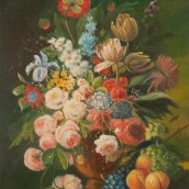 Vaso di fiori con pesche e uva