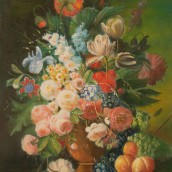 Vaso di fiori con pesche e uva