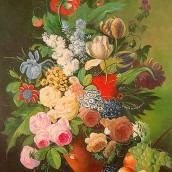 Vaso di fiori con pesche e uva