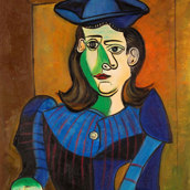 Donna con cappello blu