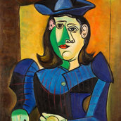 Donna con cappello blu