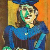 Donna con cappello blu