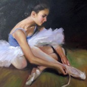 Ballerina che si allaccia la scarpa