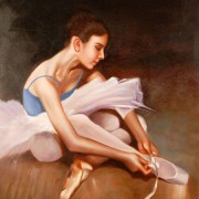 Ballerina che allaccia la scarpina