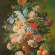 Vaso di fiori con pesche e uva