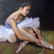 Ballerina che si allaccia la scarpa