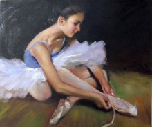 Ballerina che si allaccia la scarpa