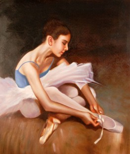 Ballerina che allaccia la scarpina