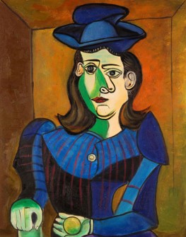 Donna con cappello blu